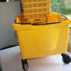 Rubbermaid Commercial 8 3/4 Gal Yellow Side Press Mop Bucket And Wringer