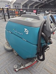 Tennant T5 28″ Dual Disk Walk-Behind Floor Scrubber Cleaner w/ec-H2O | 180 Hrs