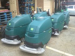 NOBLES SS5 (Tennant T5) FLOOR SCRUBBER 32″ under 300 hours 60 day parts WARRANTY