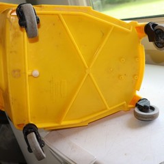 Rubbermaid Commercial 8 3/4 Gal Yellow Side Press Mop Bucket And Wringer