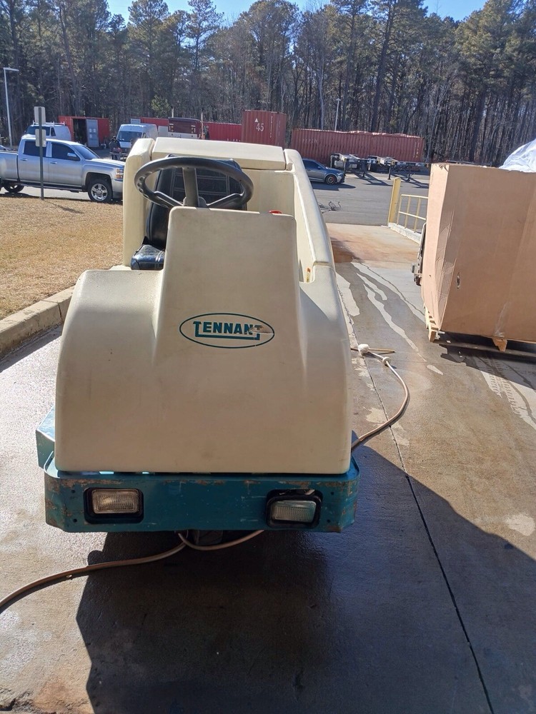 Tennant 7200 floor scrubber With Charger Included
