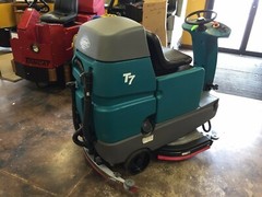 Tennant T7 32″ Riding Disk Floor Scrubber