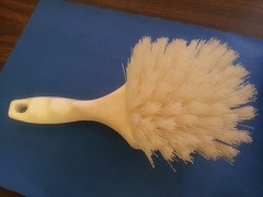 BRUSH 9″ HEAVY DUTY WHITE CLEANING STIFF BRISTLE W/ SHORT HANDLE CARLISLE/USA