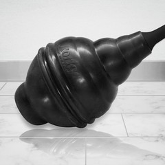 Korky BeehiveMAX Hideaway – Heavy Duty Toilet Plunger with Holder in Black