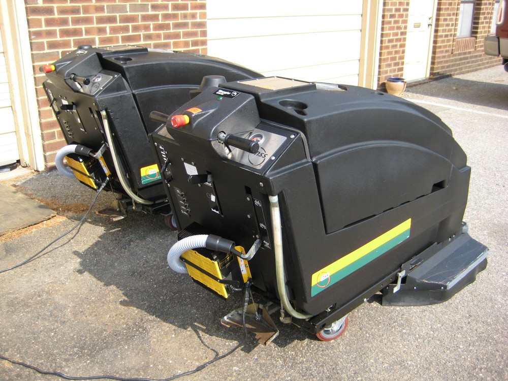 NSS WRANGLER 3330 Floor Scrubber 33″, under 300 HOURS, 60 day parts WARRANTY