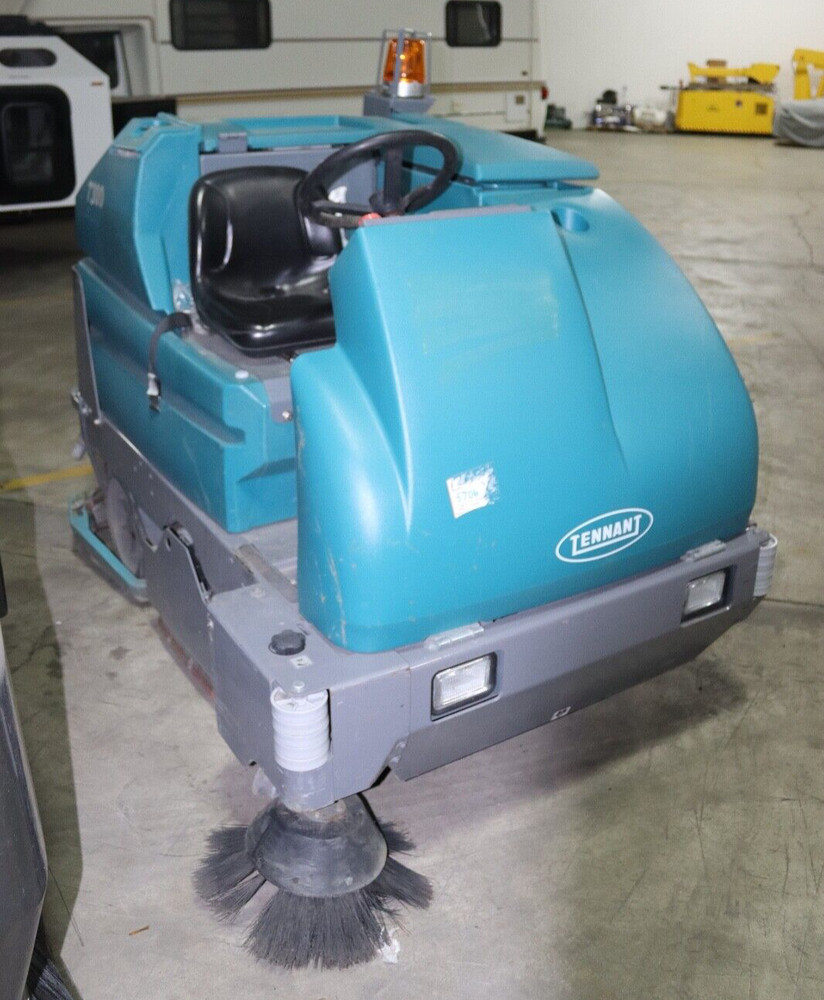 Tennant 7300 Floor Scrubber LOW HOURS 949 HOURS
