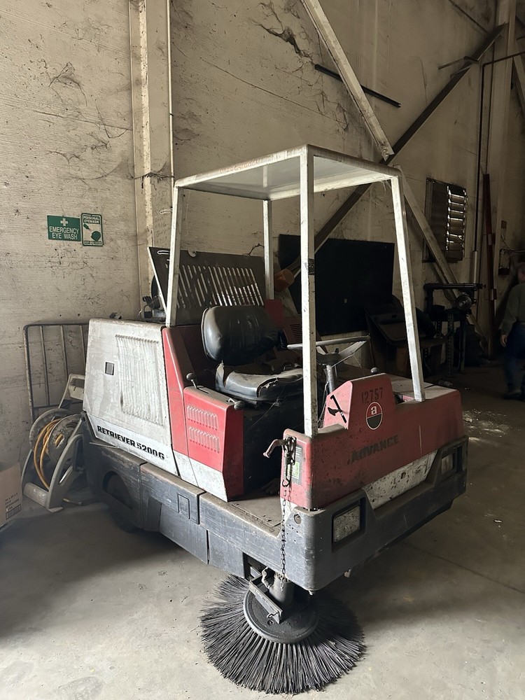 Advance Retriever 5200G (Industrial Floor Sweeper)