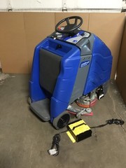 Windsor Chariot iScrub 24 CSX24 Floor Scrubber w/3X Batteries & Charger WORKING