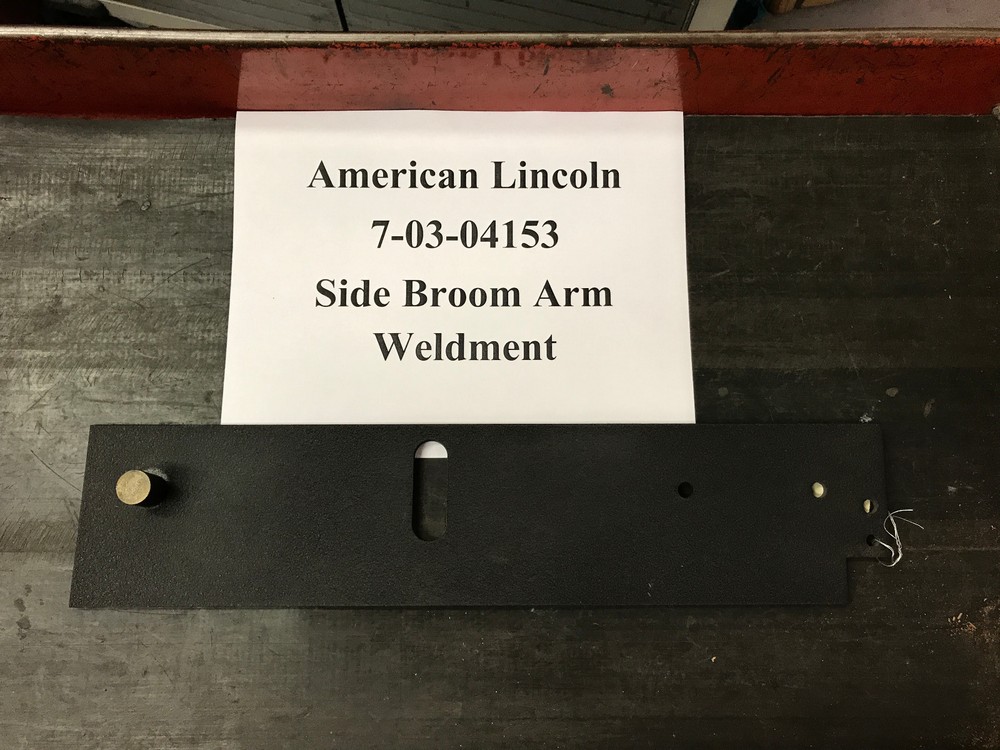 ADVANCE AMERICAN LINCOLN 7765 / 7760 – SIDE BROOM ARM WELDMENT P/N 7-03-04153