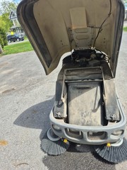 TENNANT LITTER HAWK 1030 SIDEWALK PARKING LOT SWEEPER KUBOTA D722 DIESEL 142 HRS