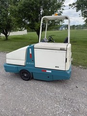 Tennant 6600 Propane Ride-On Sweeper w/ Side Brush