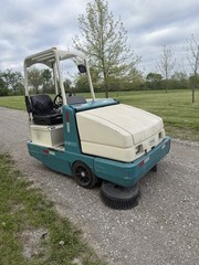 Tennant 6600 Propane Ride-On Sweeper w/ Side Brush