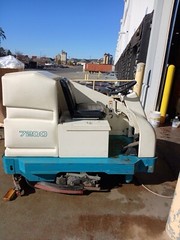 Tennant 7200 floor scrubber With Charger Included