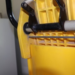 Rubbermaid Commercial 8 3/4 Gal Yellow Side Press Mop Bucket And Wringer