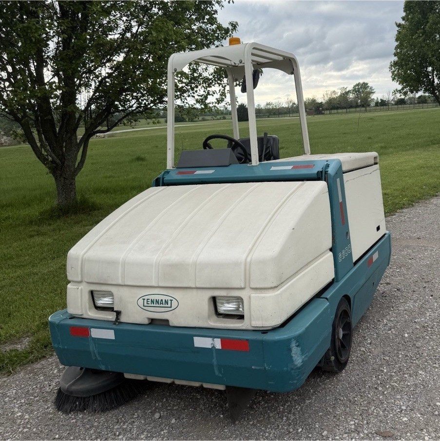 Tennant 6600 Propane Ride-On Sweeper w/ Side Brush