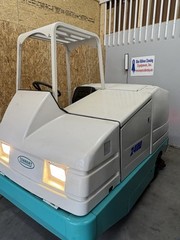 Tennant 7400 Scrubber LP Totally Serviced Low Hrs . G M Vortex Eng.