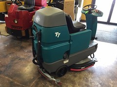 Tennant T7 32″ Riding Disk Floor Scrubber