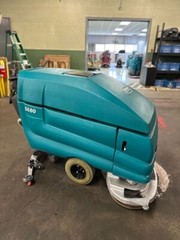 Tennant 5680 self drive Floor Scrubber