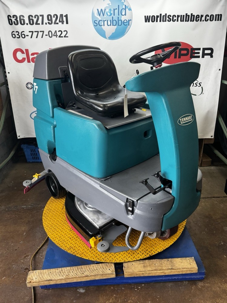 Tennant T7 RideOn Floor Scrubber 32” 09/17 Low Hours 513 Stock#1250