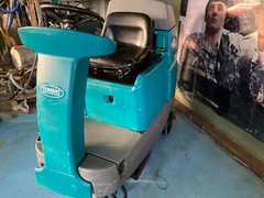 Tennant T7 32″ Ride-On Disk Floor Scrubber 675 hrs.