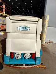 Tennant 7200 floor scrubber With Charger Included